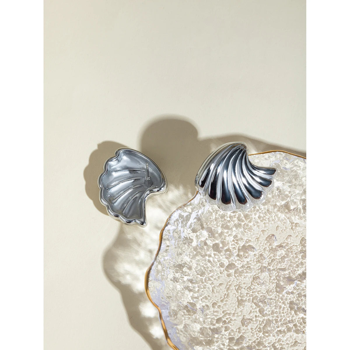 Pendientes de botón de concha marina con onda de acero inoxidable chapado en PVD de 18K Alta calidad Geométricos Impermeables para mujer Joyería exquisita Regalo
