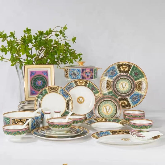 Ensemble de vaisselle familiale Assiette de nourriture occidentale Bol Ensemble de café Vente chaude d'ensembles de vaisselle en porcelaine de couleur européenne Cadeaux CLASSIQUES