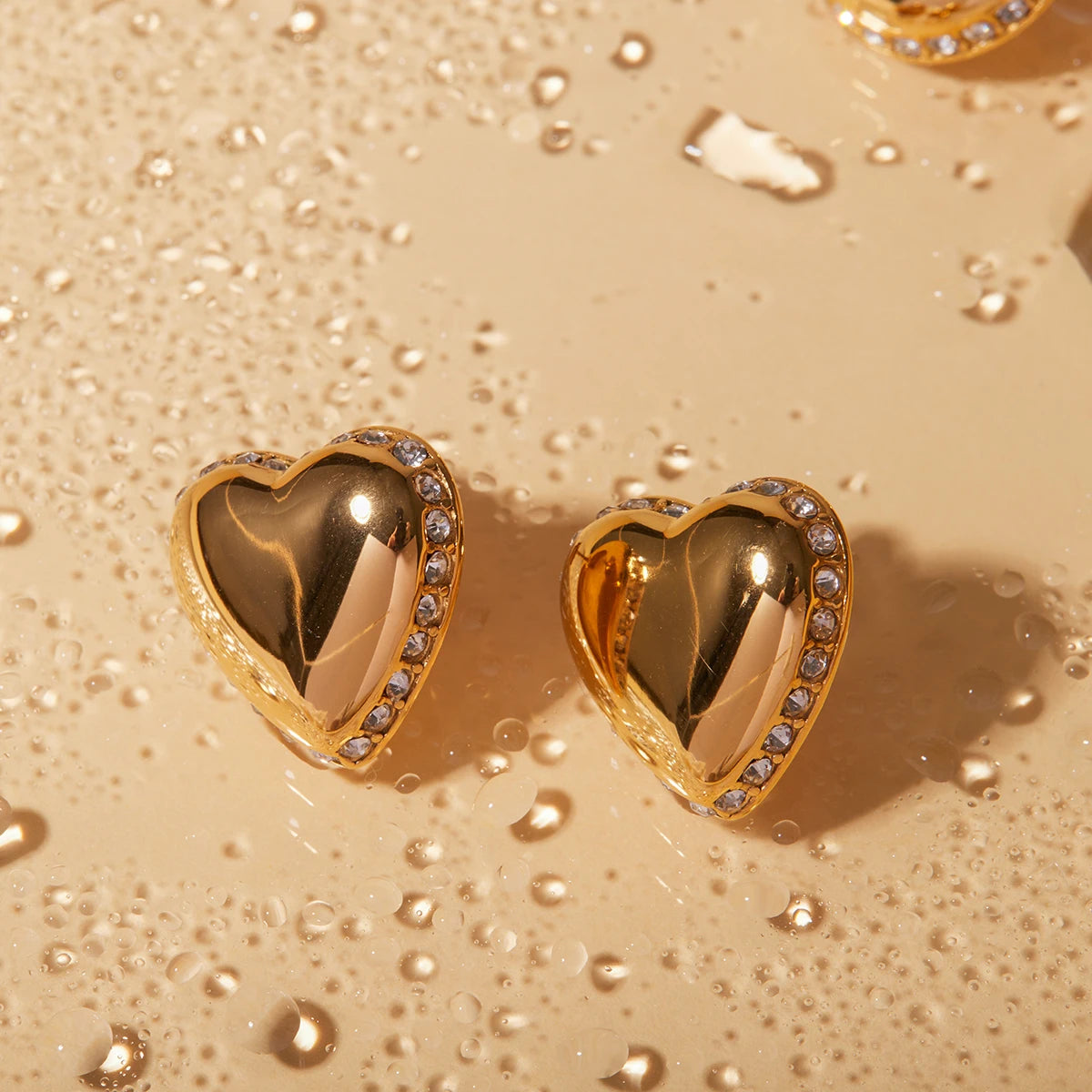 Rustfrit stål 18k forgyldt Minimalistisk Love Heart Øreringe Indlæg med Rhinestones Vandtæt Femme Chic Gala Stilfulde smykker