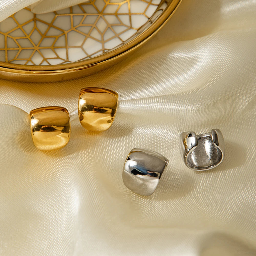 2023 Ny minimalistisk rustfrit stål 18K forgyldt glat øreclips Anløbssikker lette luksus øresmykker til kvinder