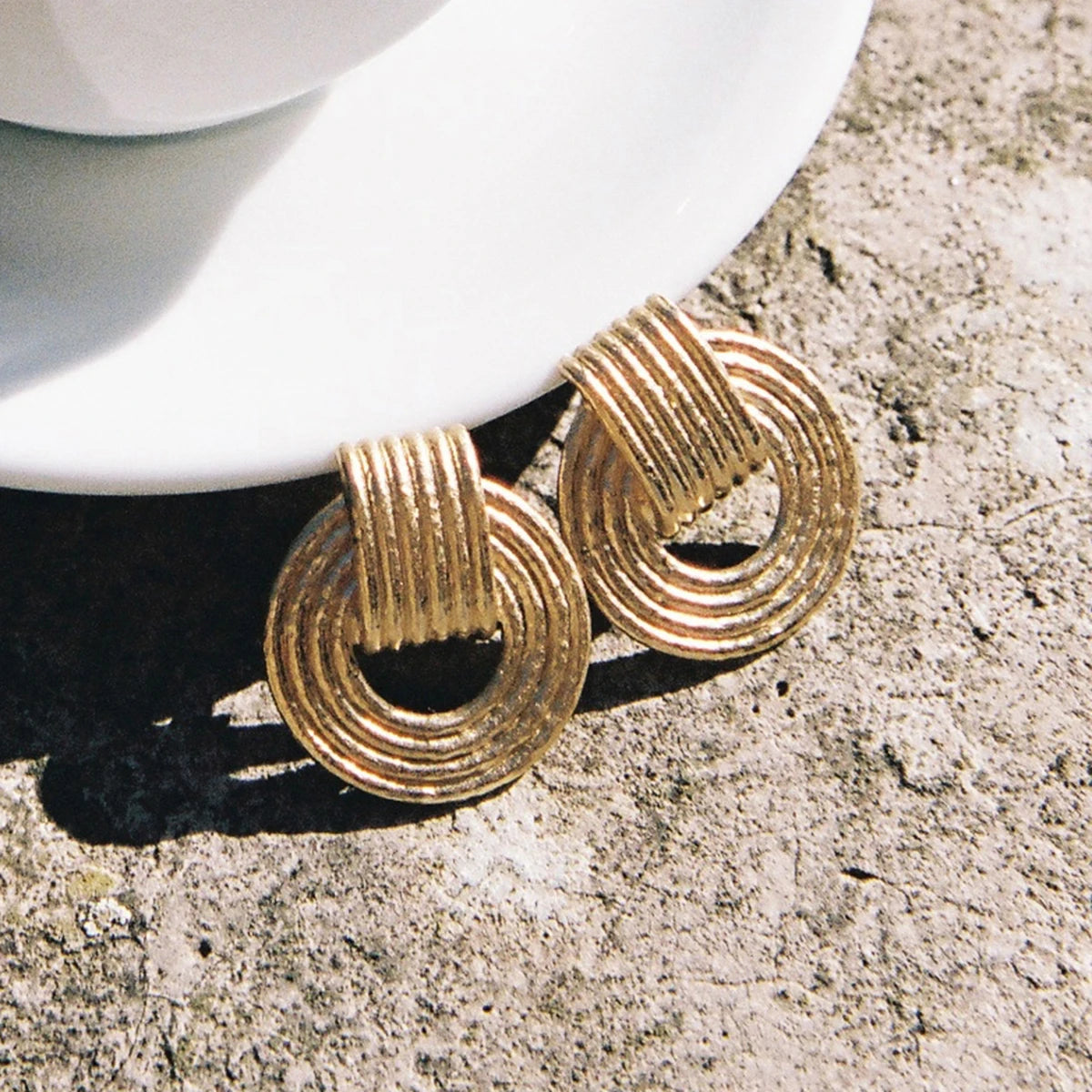 18k vergoldete minimalistische leichte gemütliche Hammerstruktur Kompassförmige Ohrringe personalisierter Edelstahl Statement-Schmuck