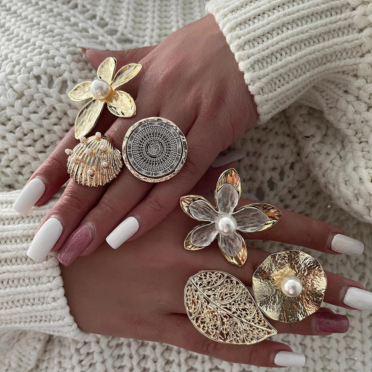 18K PVD-beschichteter Edelstahl, blumenförmiges, haftendes Imitationsperlen-Ohrring- und Ring-Set, metallisch, stilvoller Statement-Schmuck für Damen