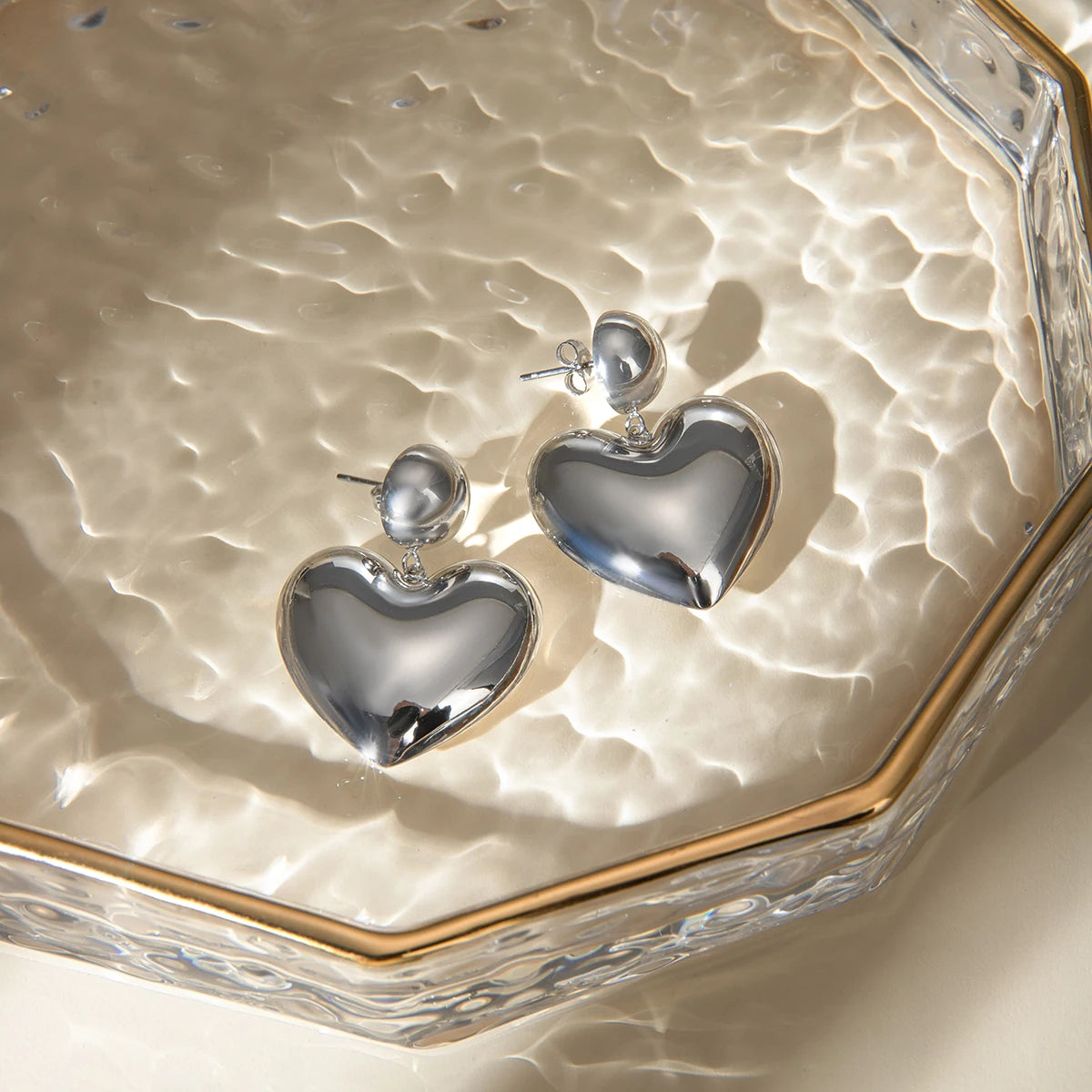 Minimalistisk 18K PVD-belagt lys Hyggelig rustfrit stål Glat kærlighedshjerte Stålfarve øreringe Trendy Dame Premium smykker Bijoux