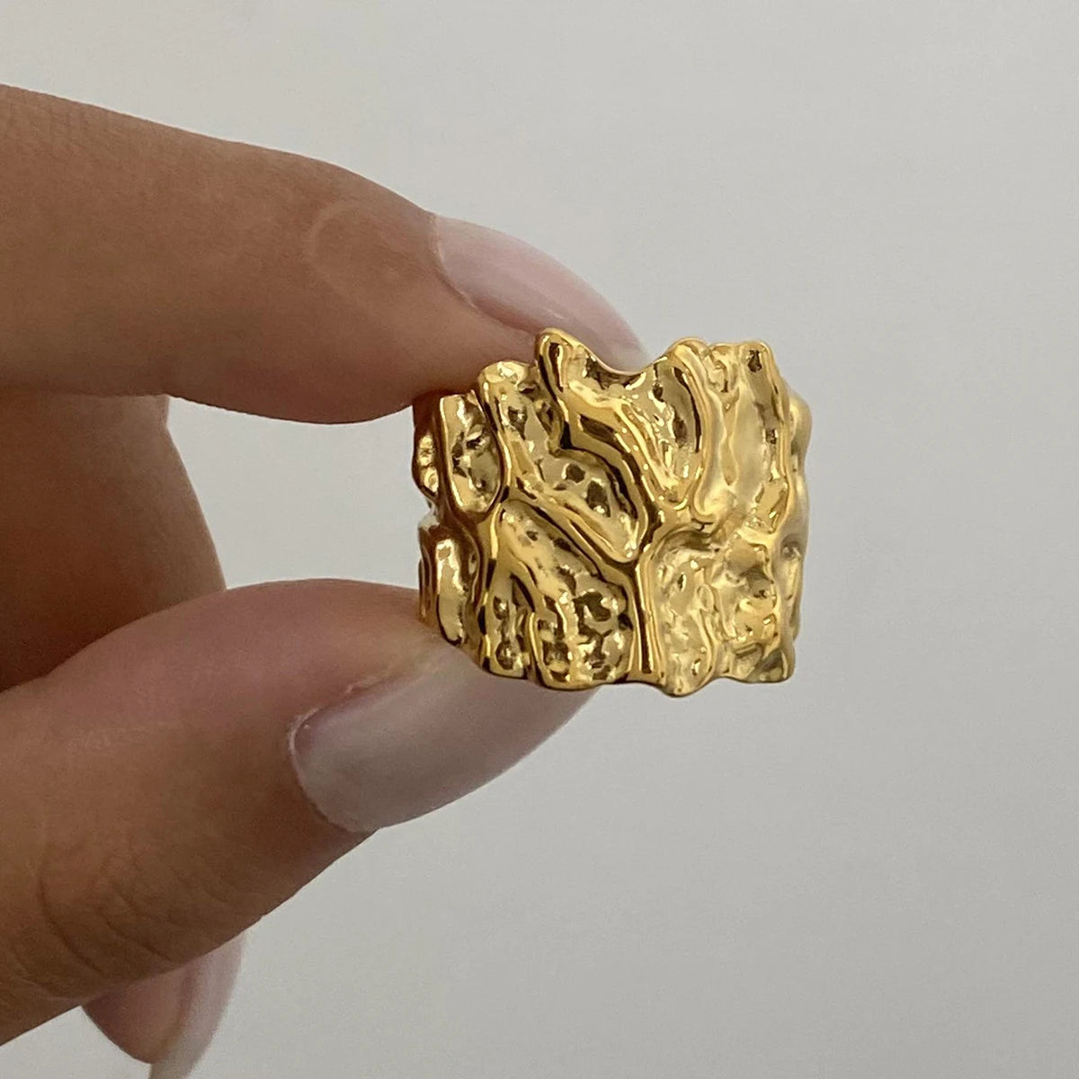 Exquisiter 18K PVD-beschichteter Edelstahl, zartes Hammerschlagmuster, weit geöffneter Ring, Damen, hochwertige Charme, stilvoller Schmuck