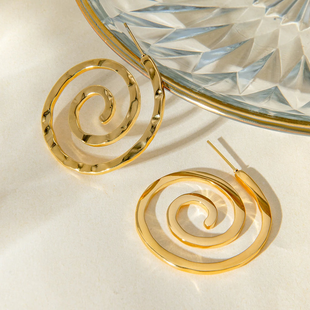 18K guldbelagte, hammerede korncirkelspiralpunkøreringe Trendy anløbssikker dangle geometriske øreringe til kvinders mode