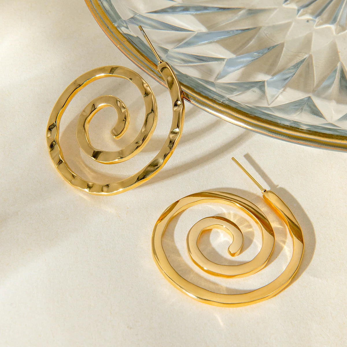 18K guldbelagte, hammerede korncirkelspiralpunkøreringe Trendy anløbssikker dangle geometriske øreringe til kvinders mode