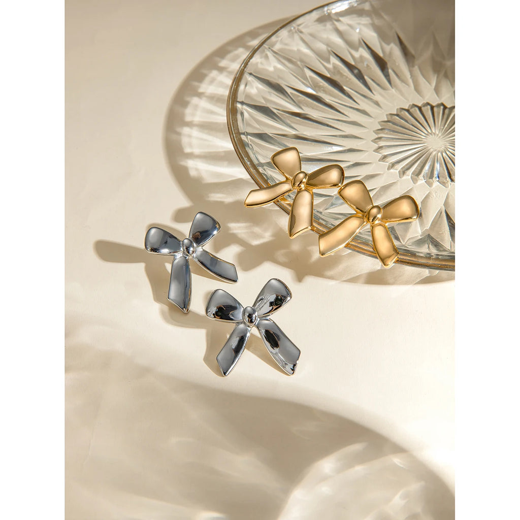 18K forgyldt rustfrit stål Geometrisk sløjfedesign Glatte øreringe Metaltekstur Delikat Temperament Modesmykker