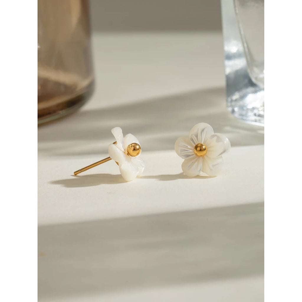 18K PVD minimalistischer rostfreier Edelstahl mit weißer Muschelblume, klebenden Perlen, elegante Ohrringe für Frauen, stilvoller täglicher Schmuck