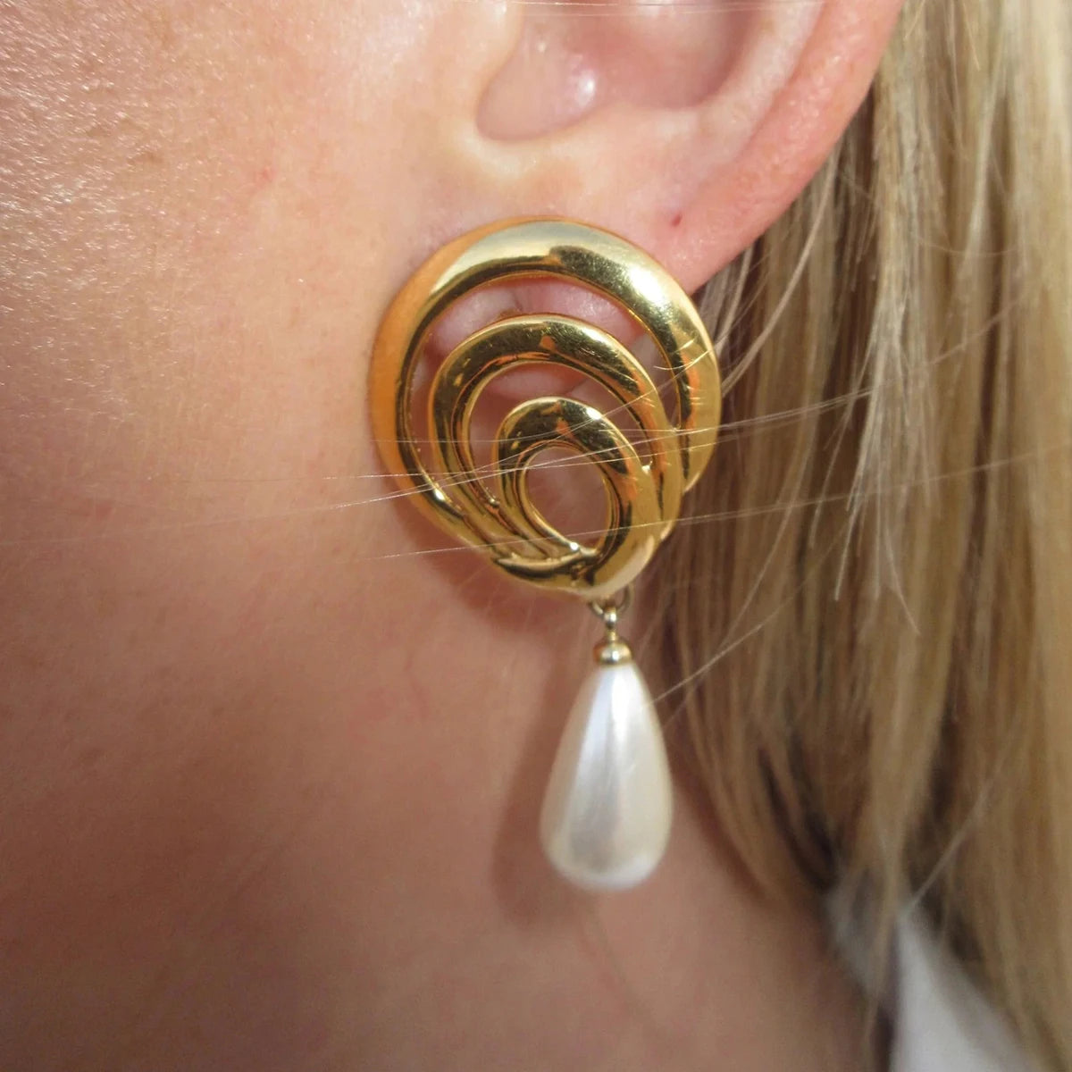 18K Edelstahl wasserdichte Spiraldesign hohle Perlenanhänger Ohrringe Damen trendiger Charme Metall schick Statement Schmuck