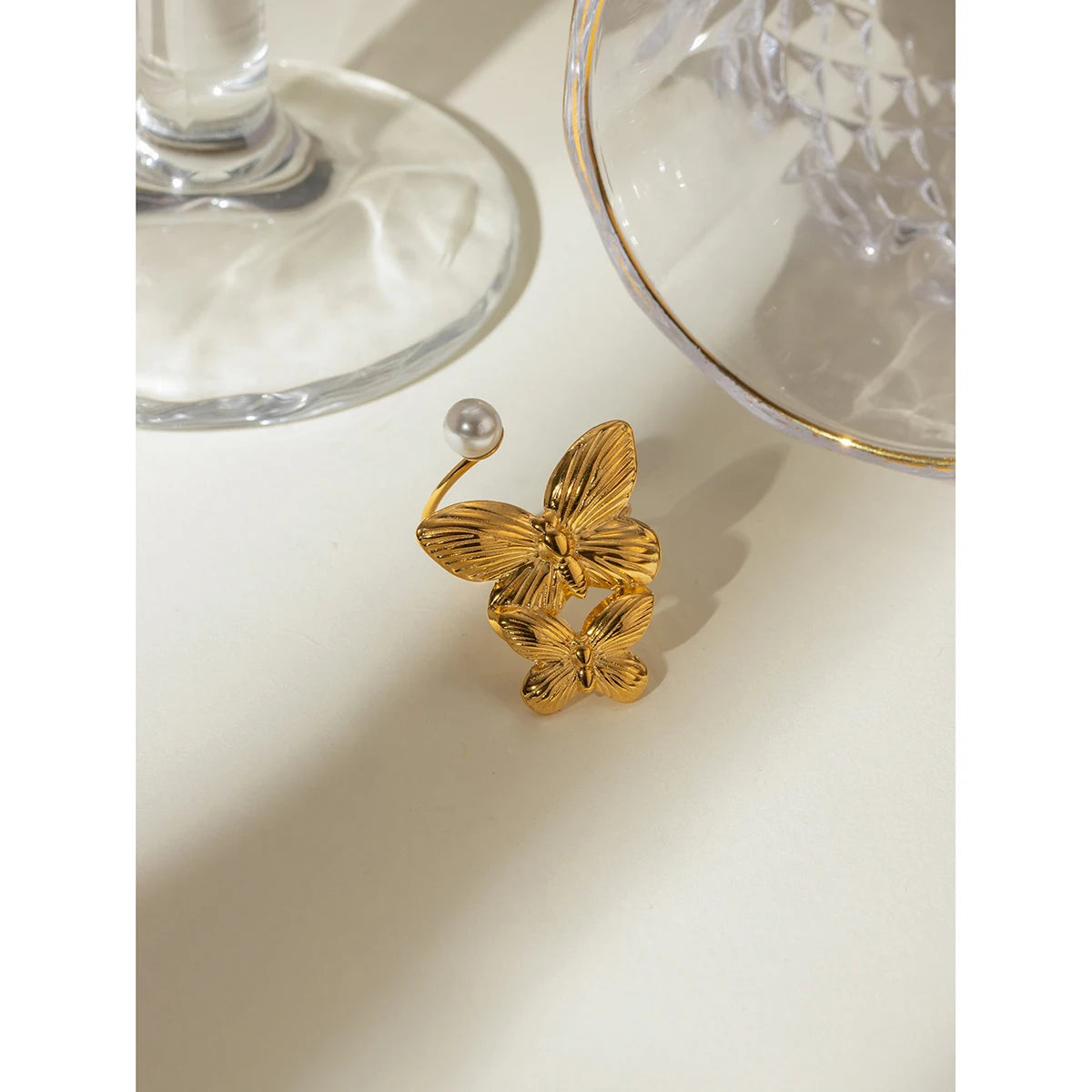 Exquisiter 18K PVD-beschichteter Edelstahl, zarter doppelter Schmetterling, Perle, asymmetrischer Öffnungsring, Damen Charmschmuck