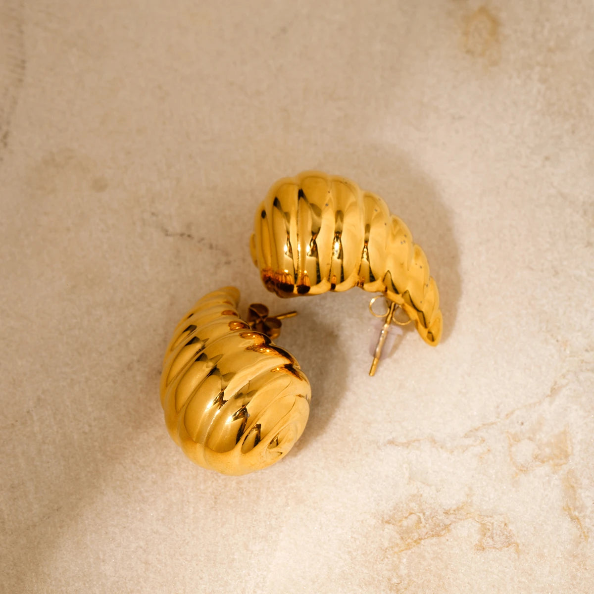 Brincos Femininos de Gota de Água com Textura Martelada, Folheados a Ouro 18K, em Aço Inoxidável, Tendência, Sem Desgaste, Joias de Luxo Leve e Encantador