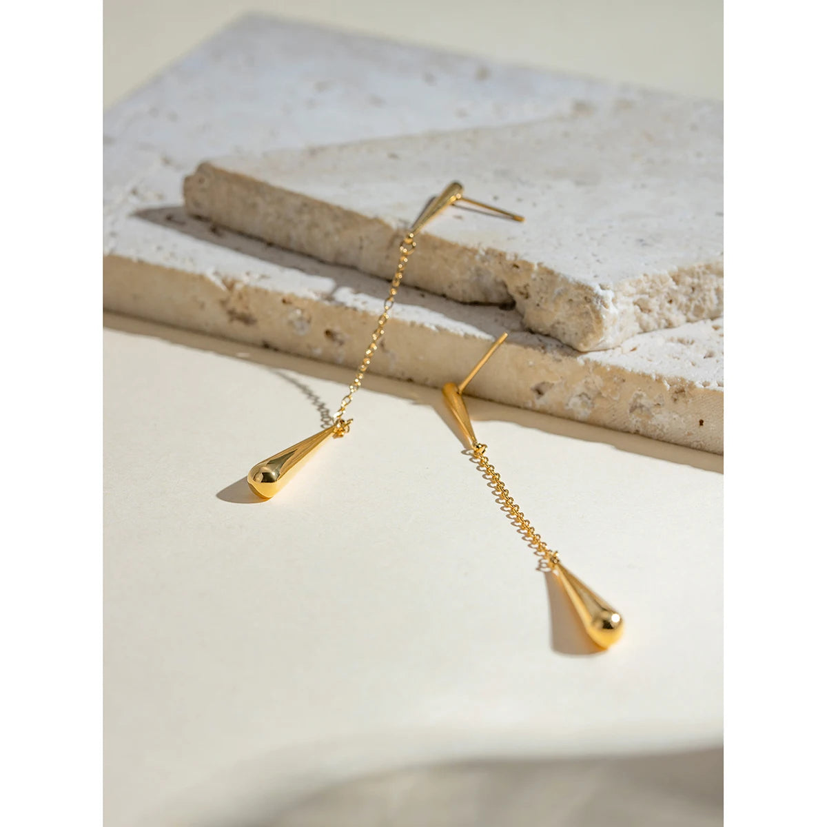 Brincos Pingente Franjas em Forma de Gota de Água Minimalistas Banhados a PVD 18K Aço Inoxidável Moda Delicada Charme Joias Femininas