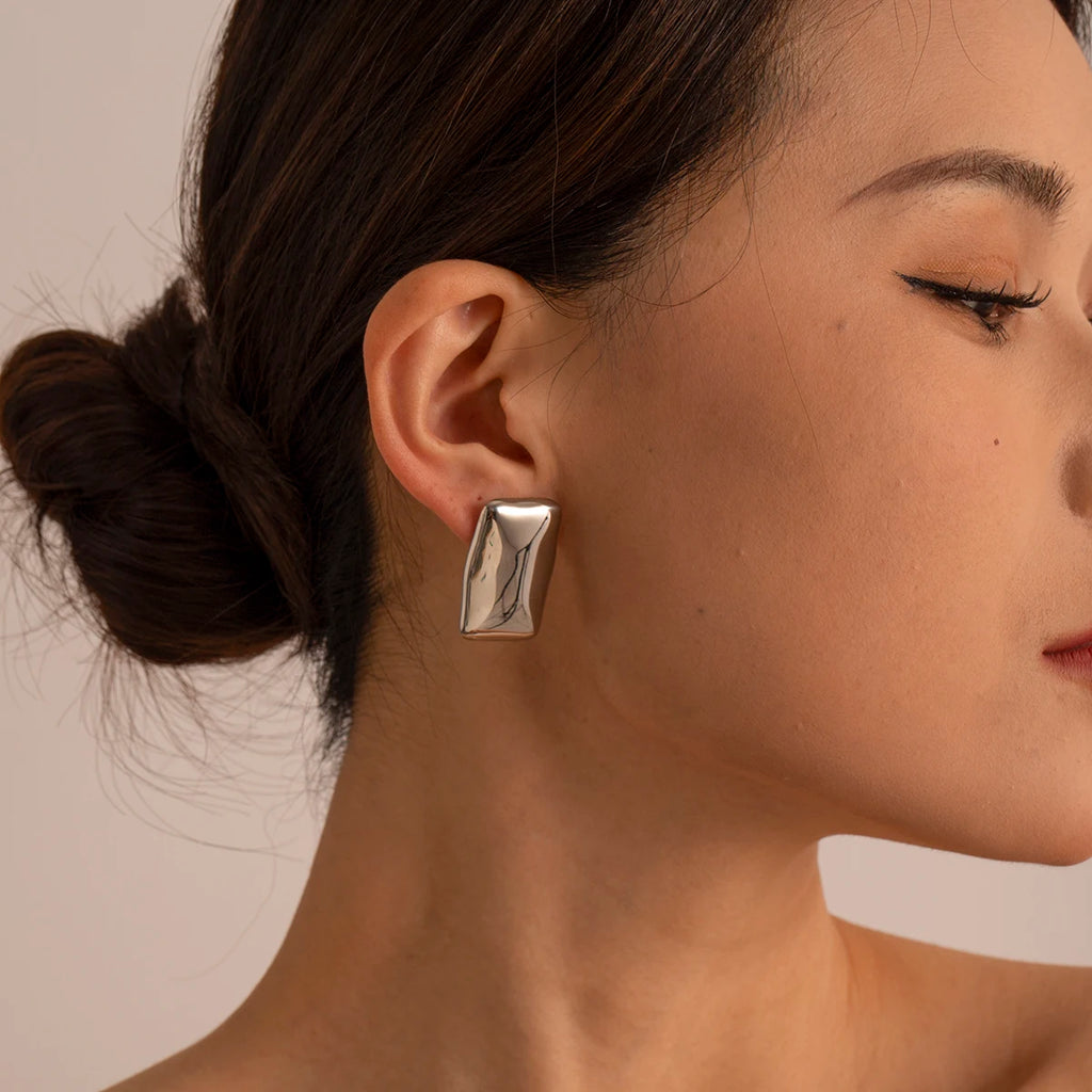 Low Key Luxe Roestvrij Staal Adembenemend Reflecterende Afwerking Oorbel Zilverkleurige Textuur Vrouwen Dagelijks Draagcadeau