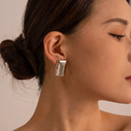 Low Key Luxe Roestvrij Staal Adembenemend Reflecterende Afwerking Oorbel Zilverkleurige Textuur Vrouwen Dagelijks Draagcadeau