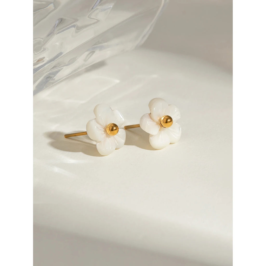 18K PVD minimalistischer rostfreier Edelstahl mit weißer Muschelblume, klebenden Perlen, elegante Ohrringe für Frauen, stilvoller täglicher Schmuck
