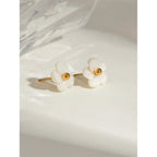 18K PVD minimalistischer rostfreier Edelstahl mit weißer Muschelblume, klebenden Perlen, elegante Ohrringe für Frauen, stilvoller täglicher Schmuck