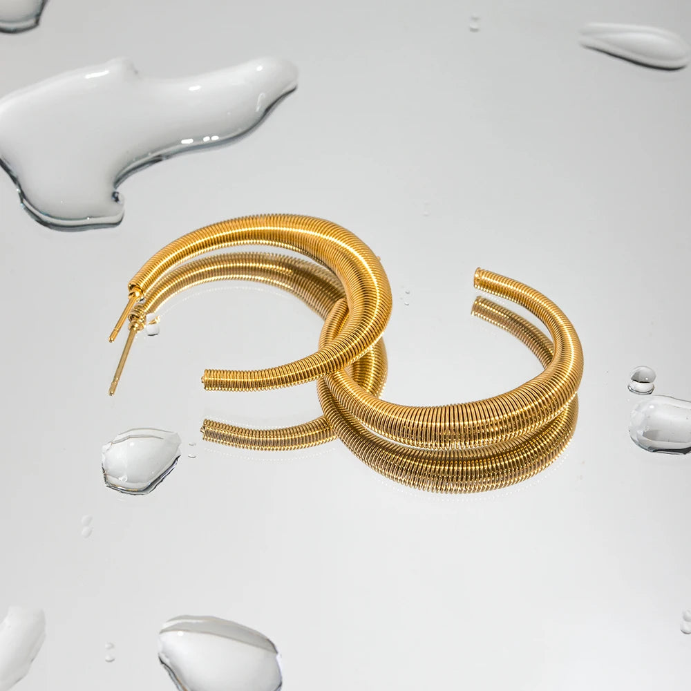 Rustfrit stål måne C-formede fjederøreringe Anløbssikre Low-Key luksus 18K guldbelagte vintage øresmykker til kvinder