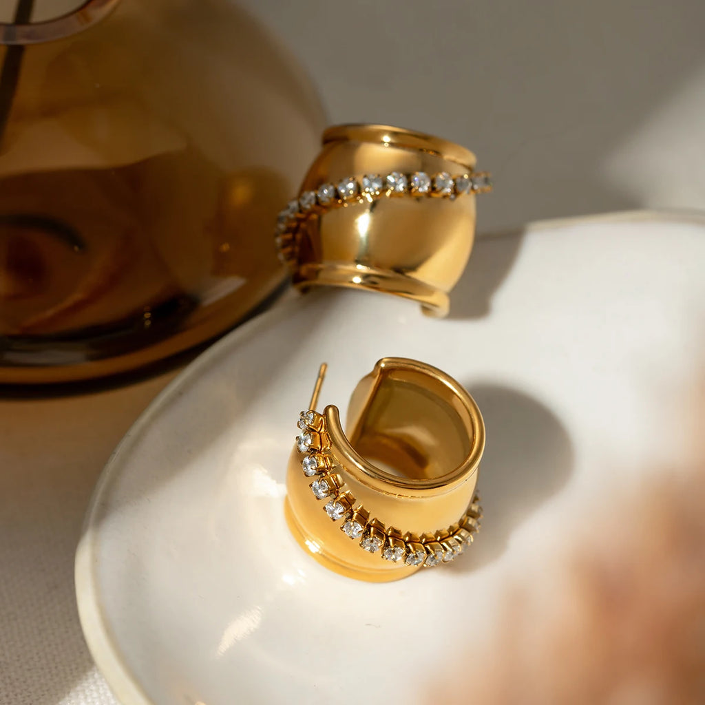 18 karat guldbelagte minimalistiske lette hyggelige C-formede øreringe med diagonale rhinstene Personaliserede smykker i rustfrit stål