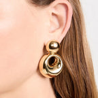 Pendientes dobles huecos de textura metálica de acero inoxidable chapados en oro de 18k Retro para mujeres Encanto de temperamento Joyería dorada elegante