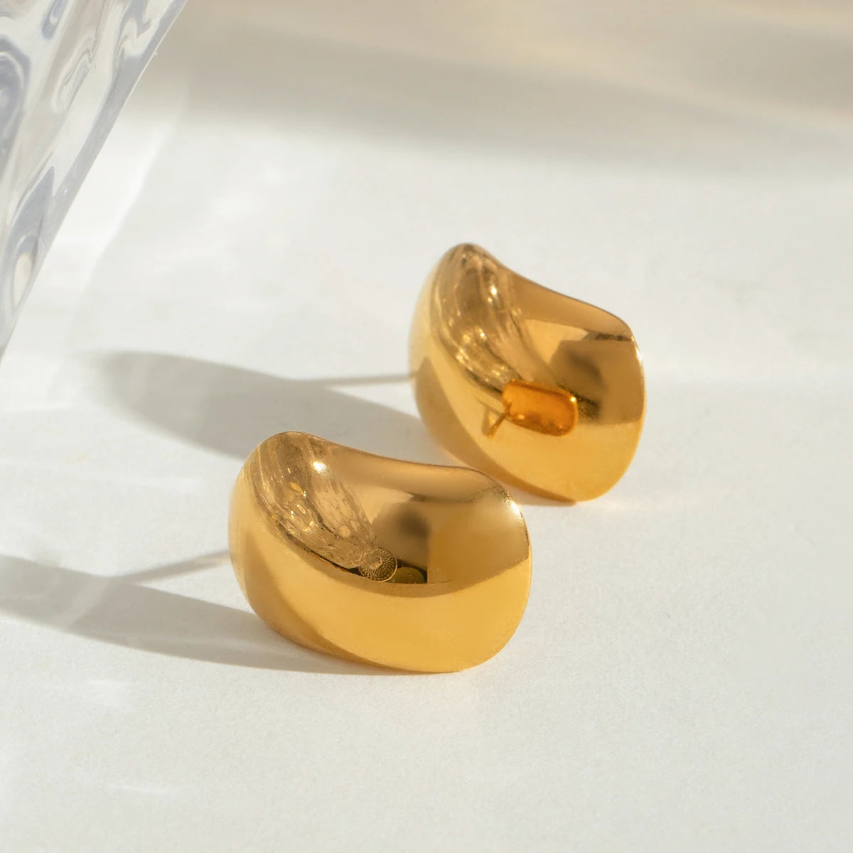 Brincos pequenos ovais simples e lisos de aço inoxidável banhado a ouro 18K para mulheres, joias charmosas e modernas com textura metálica para uso diário