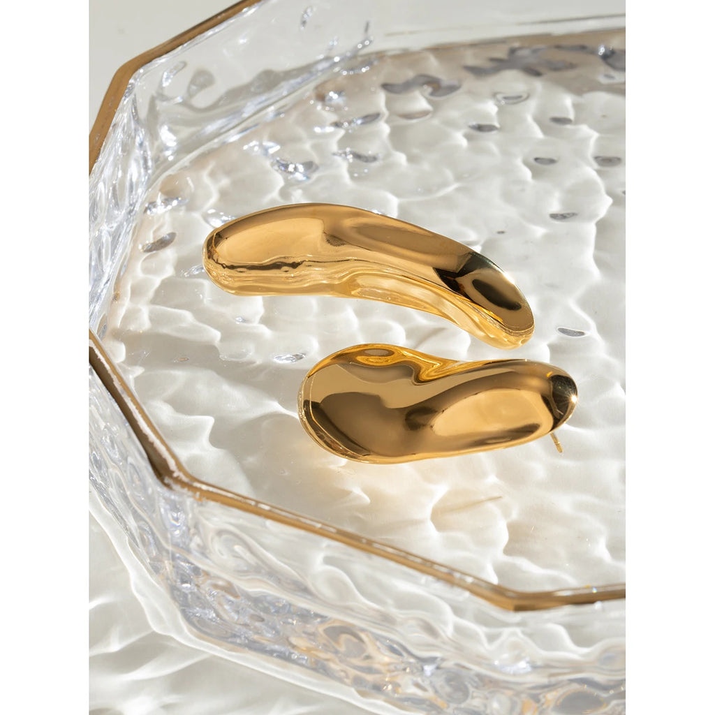 18K PVD-beschichtete modische asymmetrische Linsen-konvexe Hammerschlag-Struktur Ohrringe aus Edelstahl für Frauen, allergiepräventiv, stilvoller Schmuck