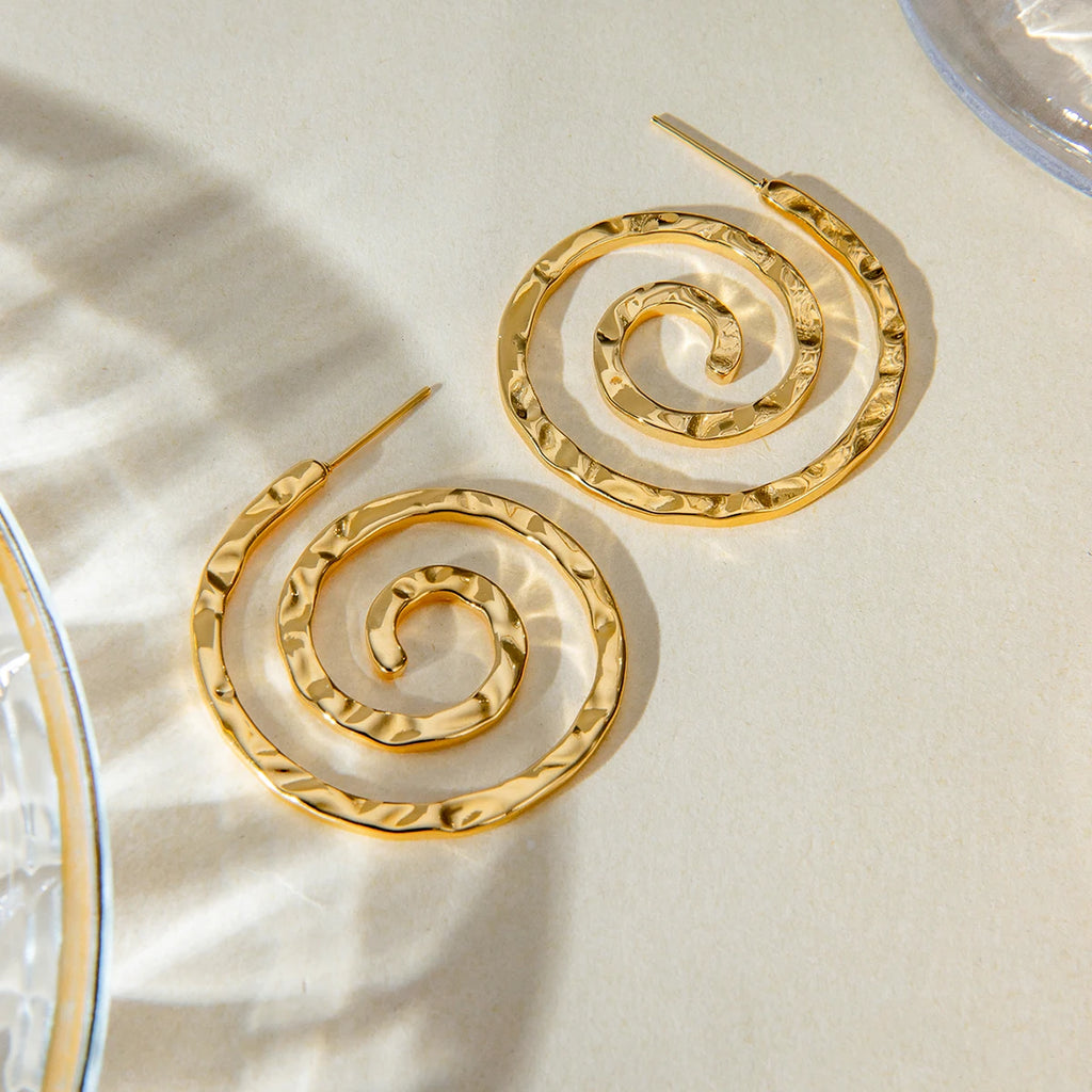 18K guldbelagte, hammerede korncirkelspiralpunkøreringe Trendy anløbssikker dangle geometriske øreringe til kvinders mode