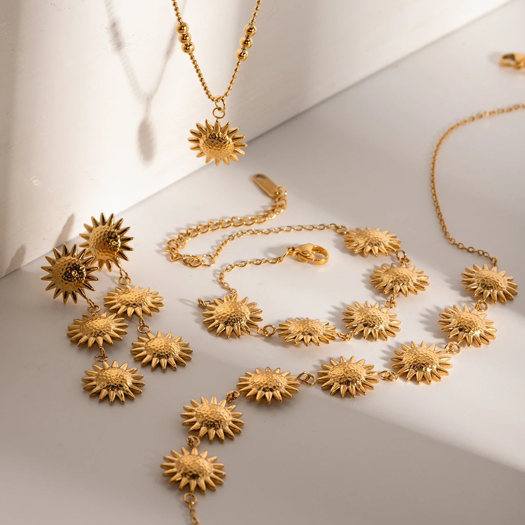Bracciale/Collana/Orecchini a Bottone Minimalista alla Moda a Forma di Girasole Placcati in Oro 18K in Acciaio Inossidabile Set di Gioielli Resistenti all'Acqua