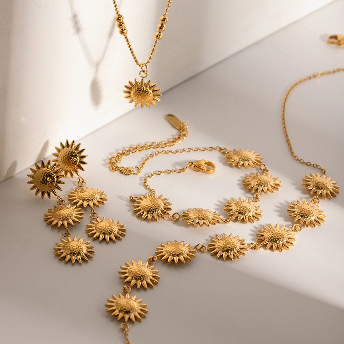 دستبند/گردنبند/گوشواره‌های میخی آفتابگردان مینیمالیستی مد روز با روکش طلای 18 عیار استیل ضد زنگ جواهرات مقاوم در برابر آب