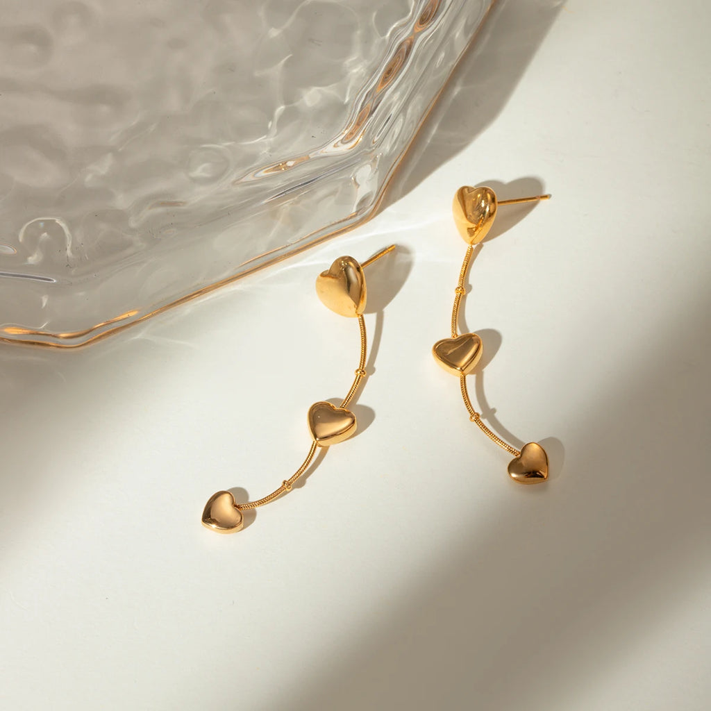 18K Altın Kaplama Metalik Geometrik Paslanmaz Çelik Parlak Üçlü Aşk Kalp Kolye Küpe Kadın Gala Takısı