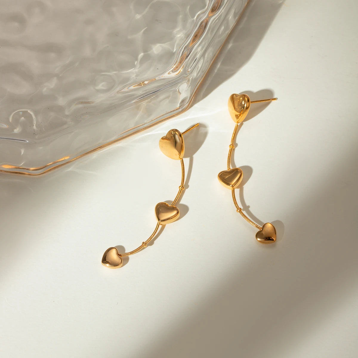 18K Altın Kaplama Metalik Geometrik Paslanmaz Çelik Parlak Üçlü Aşk Kalp Kolye Küpe Kadın Gala Takısı