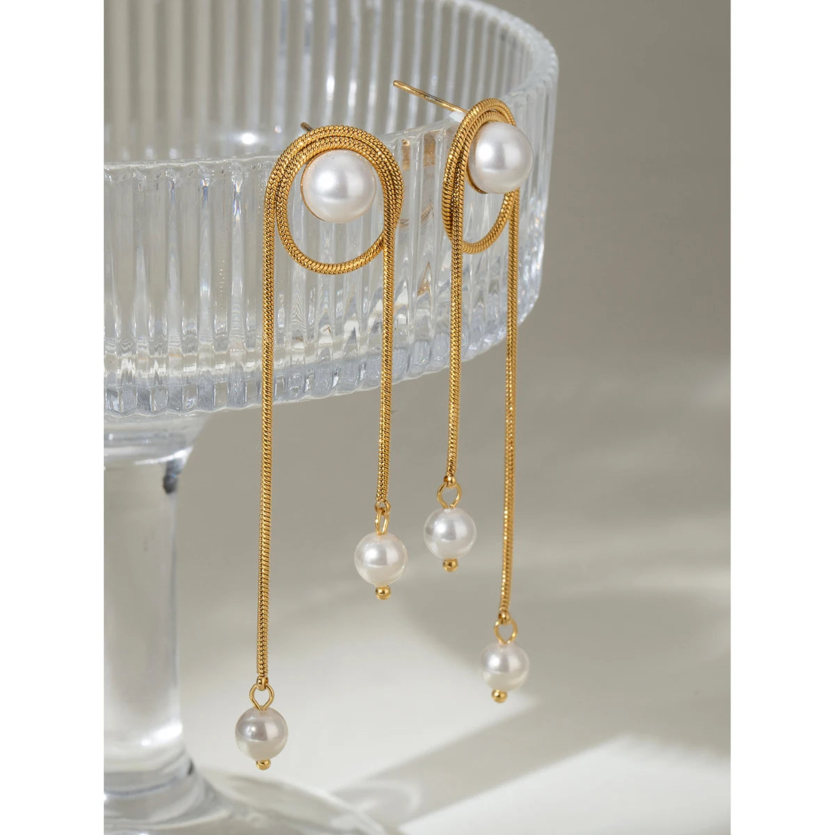 Imitationsmuschelperlen runde Schlangenkette Quastenohrringe aus Edelstahl, 18K PVD-beschichtet, allergiepräventiver Ohrschmuck