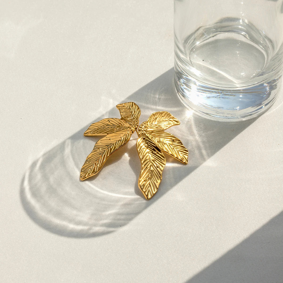 Minimalistisk 18K forgyldt rustfrit stål Ribbede bladformede øreringe Kvinder Daglig metaltekstur Anti-allergiske smykker