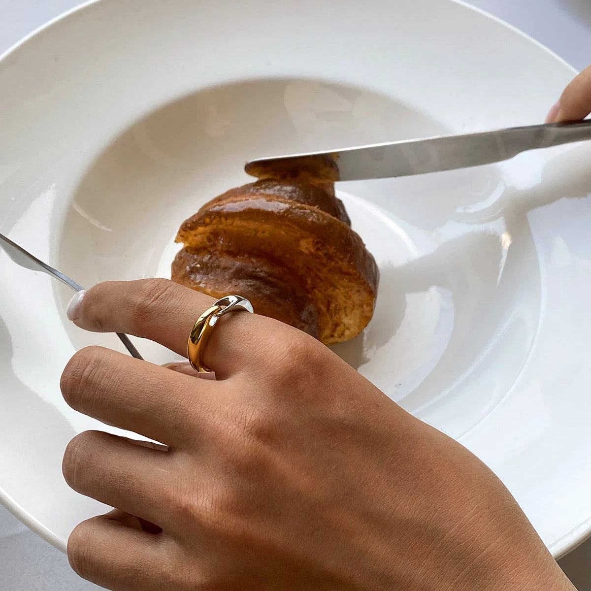 Minimalist 18k Gold & Silver Colorblock Chain Buckle Ring Women Charming Stainless Steel Waterproof Attractive Jewelry