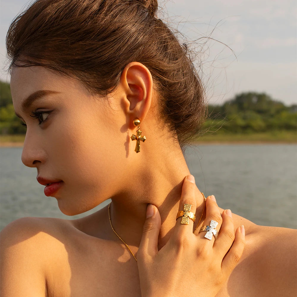 Crucifixo de Metal em Aço Inoxidável Banhado a Ouro 18K com Incrustação de Ágata Preta Brincos Pingente Cruz Luxo Discreto Joias Cristãs Femininas