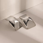 گوشواره زنانه ضد حساسیت با روکش طلای 18 عیار، استیل ضد زنگ مقاوم در برابر تغییر رنگ، آینه‌ای، مربعی شکل و ضخیم با میخ‌های برجسته