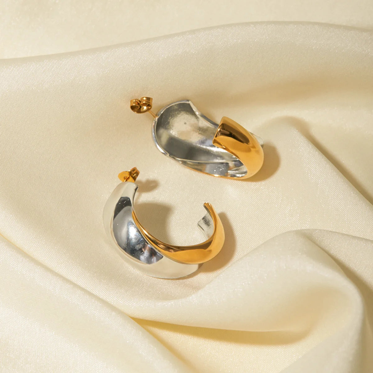 18kゴールドメッキ スタイリッシュなゴールド＆シルバー マッチングC字型イヤリング ステンレススチール レディース アレルギー防止 メタル 独特なジュエリー