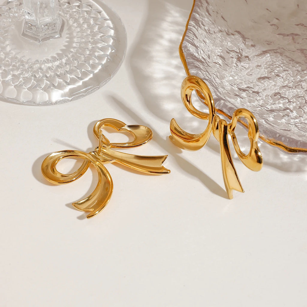 Zora 18K forgyldt rustfrit stål glatte sløjfeøreringe og øreringe, et par lette luksussmykker til kvinder