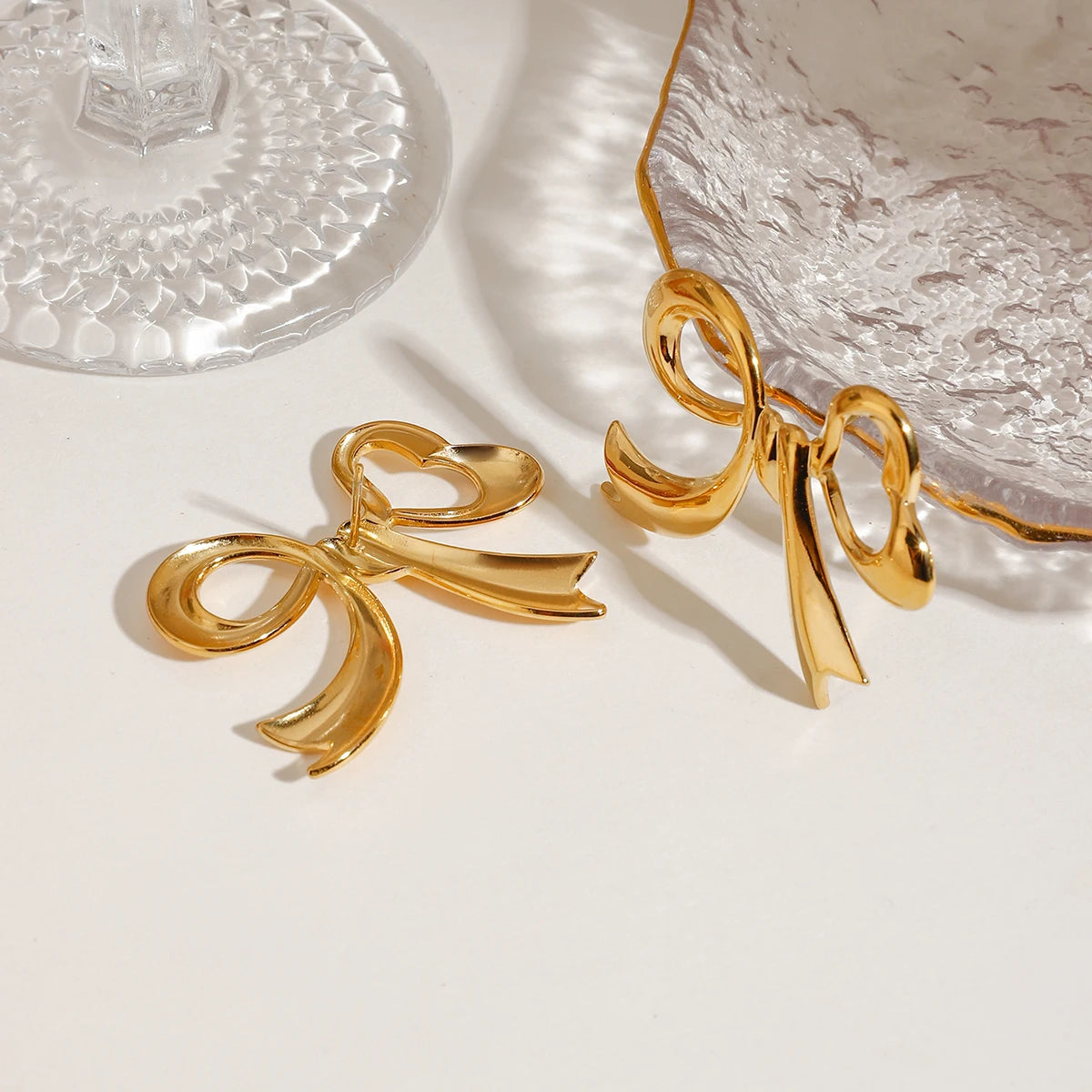 Zora 18K forgyldt rustfrit stål glatte sløjfeøreringe og øreringe, et par lette luksussmykker til kvinder
