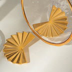 18K goud vergulde roestvrijstalen gladde geplooide waaier-vormige oorbellen dames charms metalen textuur waterdichte sieraden gala cadeau