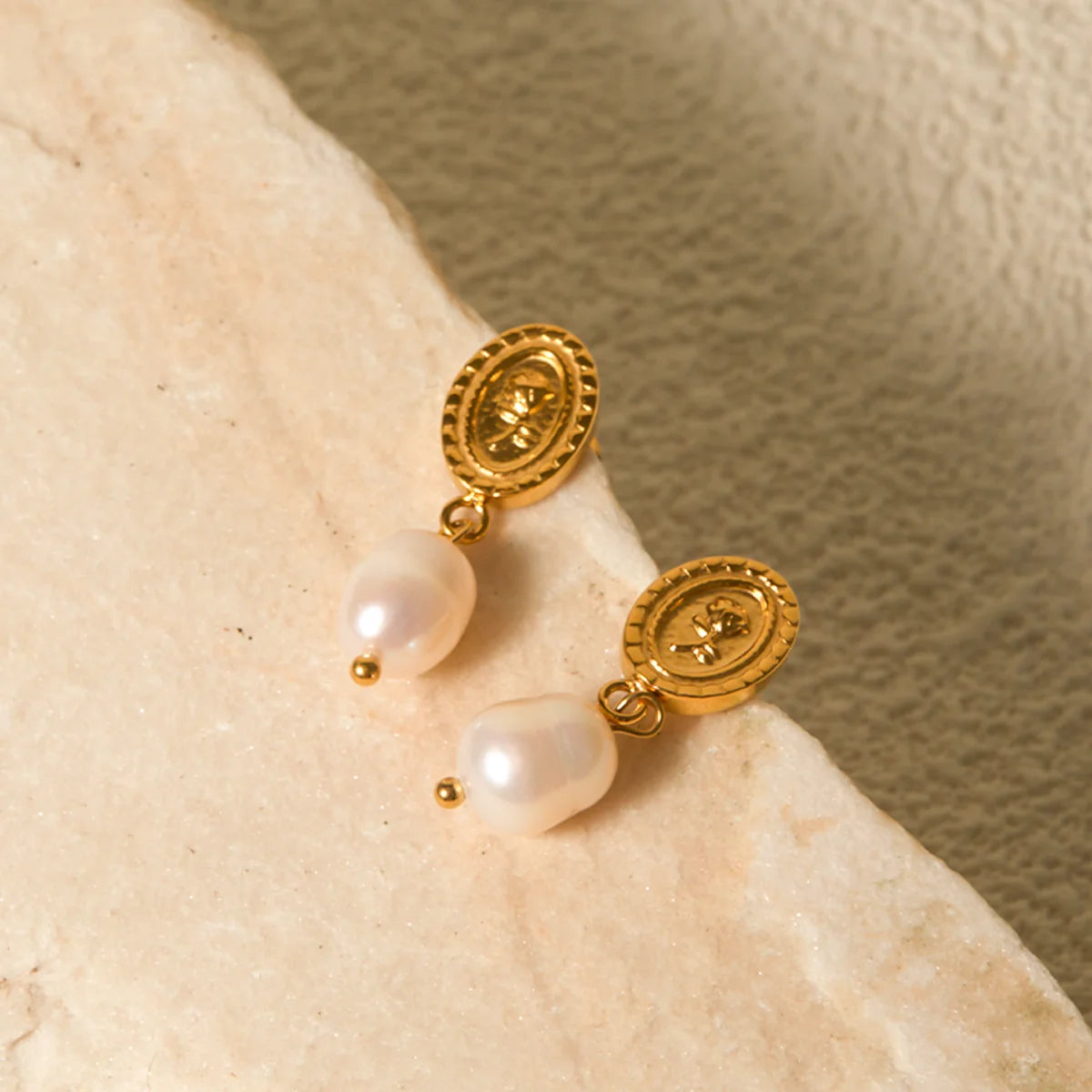 Stilvolle hochwertige elegante Ohrringe aus Edelstahl mit weißer Perle, Metall, goldfarben, romantischer Charme, Schmuck, Geschenk für Frauen