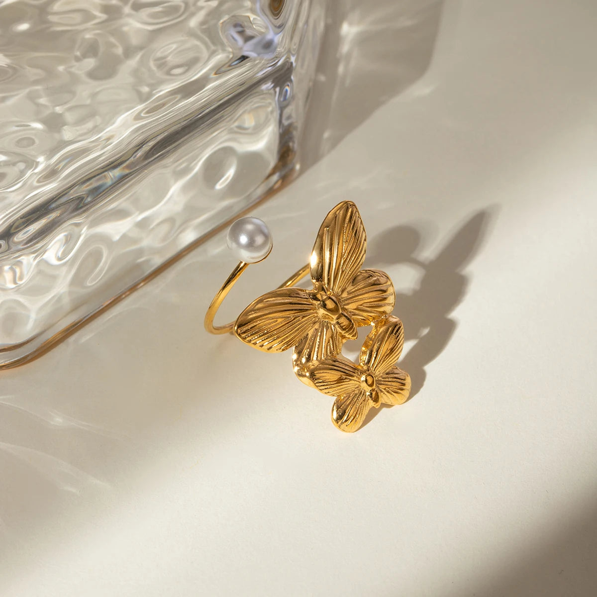 Exquisiter 18K PVD-beschichteter Edelstahl, zarter doppelter Schmetterling, Perle, asymmetrischer Öffnungsring, Damen Charmschmuck