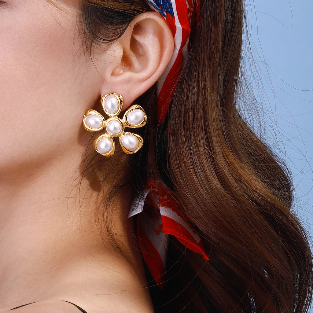 Minimalistische 18k vergoldete Edelstahl Imitationsperlen Hammerstruktur Blumenring Ohrringe Damen Anti-Allergie Charmschmuck