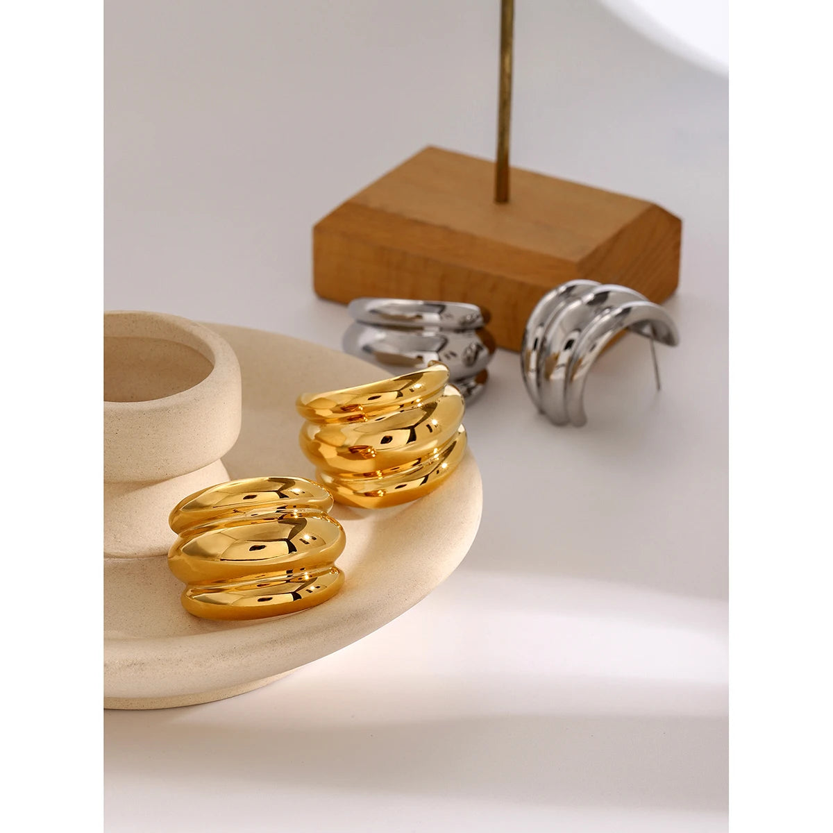 Brincos femininos estilosos de aço inoxidável com três camadas geométricas lisas, rosqueados, folheados a PVD 18K, que previnem alergias