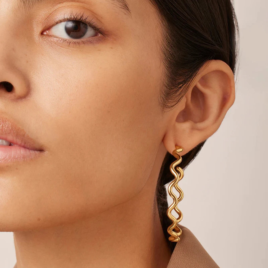Trendy 18 karat forgyldt rustfrit stål C-formede bølgeøreringe Stilfulde vandtætte temperament Fashion overdrevne øresmykker