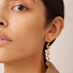 Trendy 18 karat forgyldt rustfrit stål C-formede bølgeøreringe Stilfulde vandtætte temperament Fashion overdrevne øresmykker