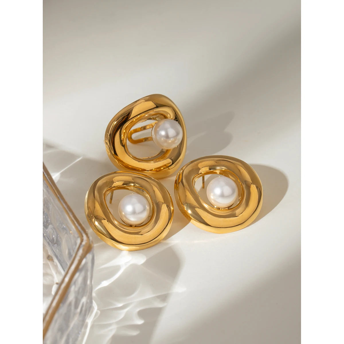 18K vergoldeter Edelstahl Metall gewebt modische Imitationsperle hohl glatt Ohrring Ring täglicher Charme für Frauen Schmuck