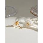 18K PVD minimalistischer rostfreier Edelstahl mit weißer Muschelblume, klebenden Perlen, elegante Ohrringe für Frauen, stilvoller täglicher Schmuck