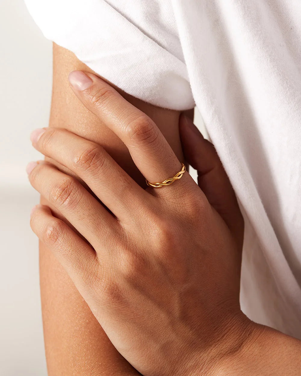 Bague fermée design ligne croix plaquée or 18 carats luxe léger acier inoxydable femmes texture métal anti-rouille cadeau bijou romantique