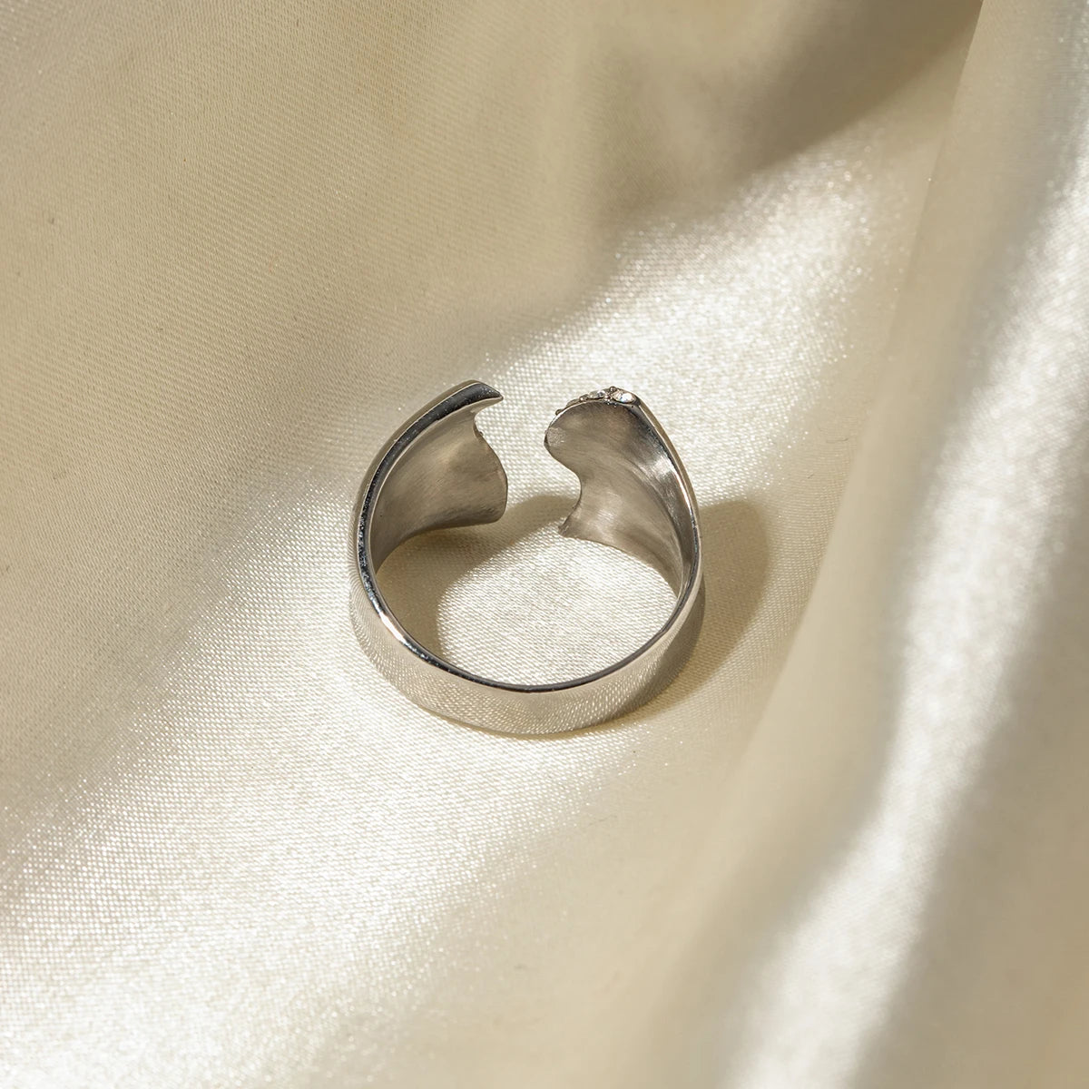 18k vergoldeter Damenring aus Edelstahl, wellenförmig, offen, mit Einlage aus Strasssteinen, Statement-Textur, klobige Ohrringe, Partygeschenk