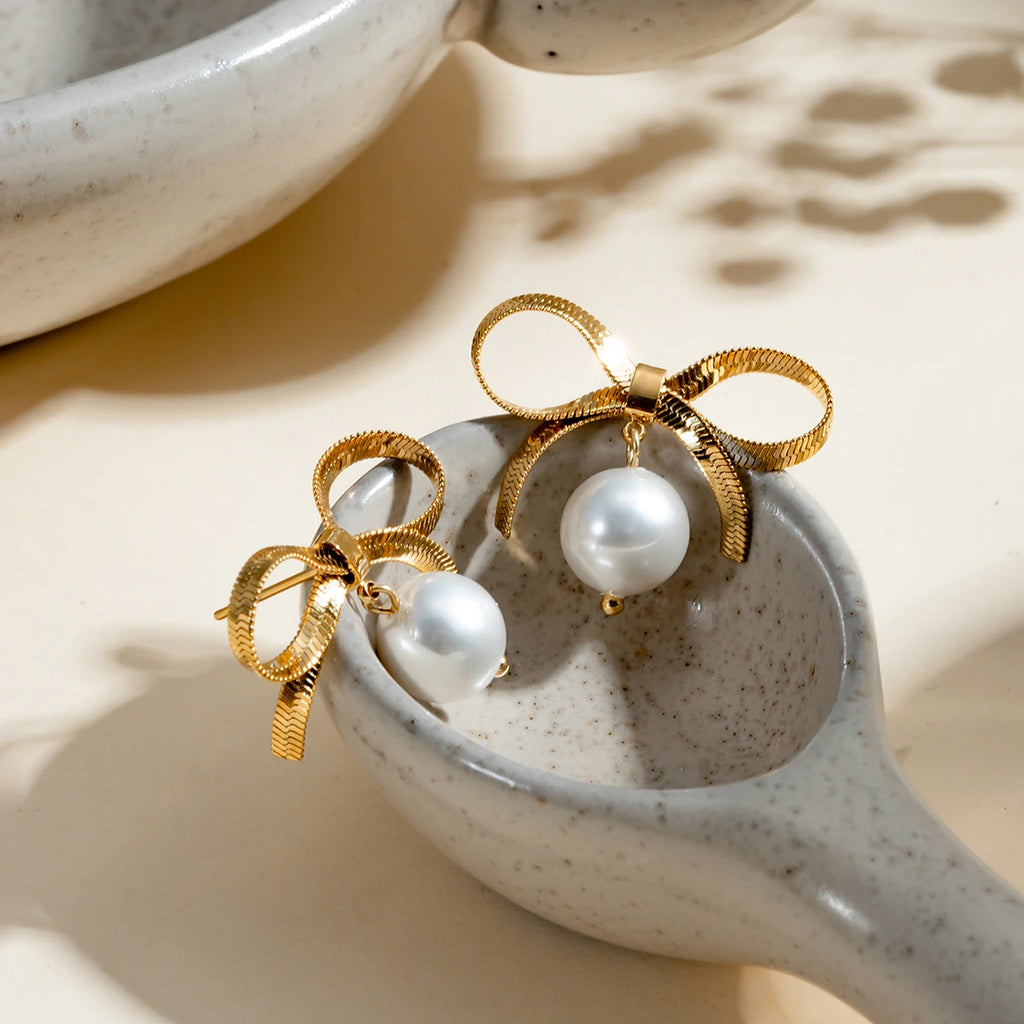 Boucles d'oreilles pendantes en acier inoxydable plaqué or 18 carats avec nœud papillon et perle blanche, étanches, texture métallique simple, bijoux tendance pour femme